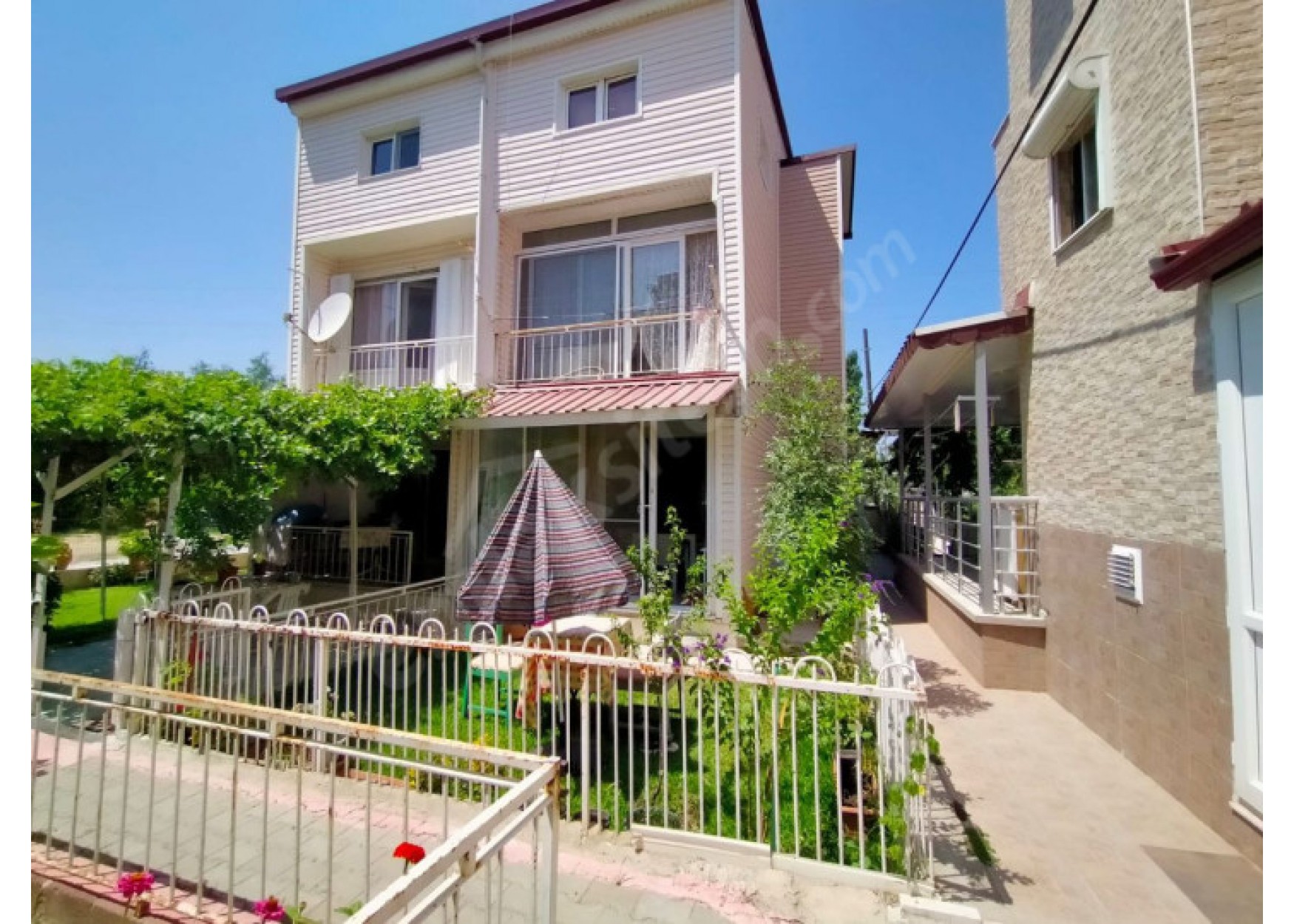 KUŞADASI GÜZELÇAMLI DA ACİL SATILIK YAZLIK